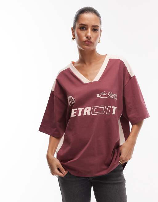 ASOS DESIGN - T-shirt stile calcio oversize color bordeaux con scollo a V e grafica 