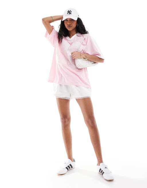 ASOS DESIGN - T-shirt stile calcio oversize rosa con scollo a V e numeri in pizzo, 2 di 4