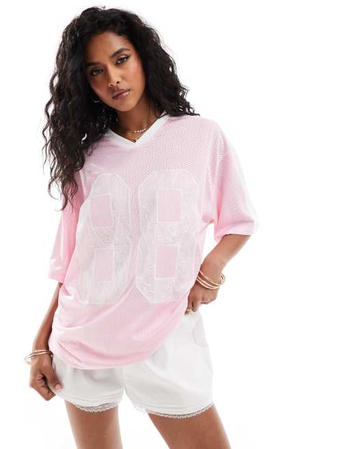 ASOS DESIGN - T-shirt stile calcio oversize rosa con scollo a V e numeri in pizzo, 3 di 4