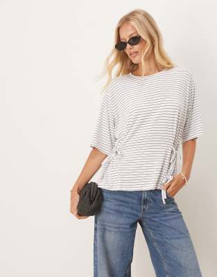 ASOS DESIGN - T-shirt stretta in vita color avorio a righe con allacciatura laterale