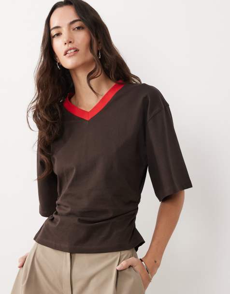 ASOS DESIGN - T-shirt stretta in vita color cioccolato con scollo a V rosso a contrasto - view 1