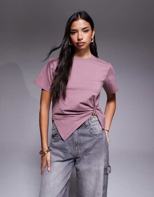 ASOS DESIGN - T-shirt stretta in vita rosa chiaro con dettaglio in metallo