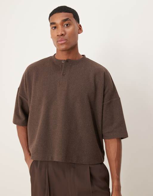 ASOS DESIGN - T-shirt super oversize corta spazzolata marrone a coste con collo serafino