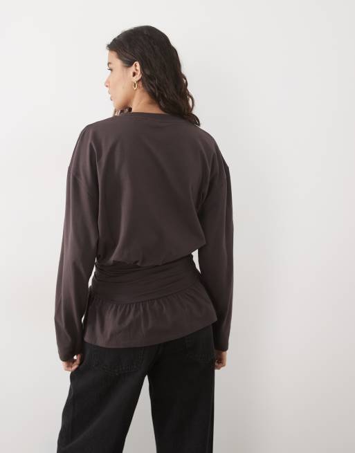 ASOS DESIGN t-shirt svasata a maniche lunghe con vita stretta marrone, 4 di 4