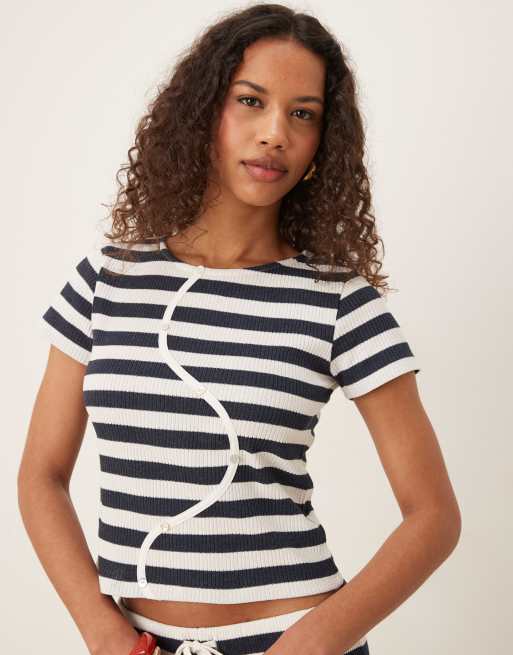 ASOS DESIGN - T-shirt taglio corto a righe color blu navy e bianco con bottoni in coordinato