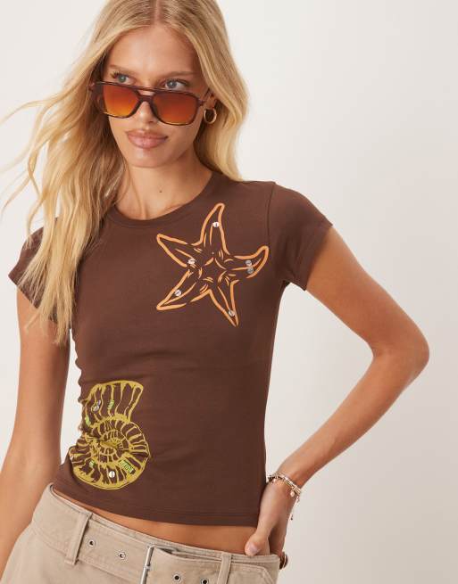 ASOS DESIGN - T-shirt taglio corto marrone con grafica di conchiglie decorate con paillettes