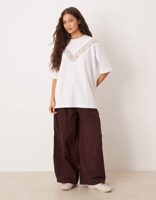 ASOS DESIGN - T-shirt taglio lungo in tessuto pesante bianca con dettaglio in pizzo