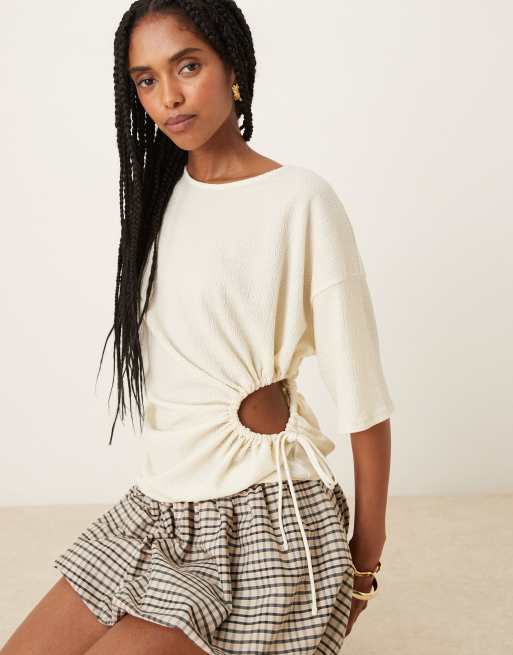 ASOS DESIGN - T-shirt testurizzata con cut-out color avorio