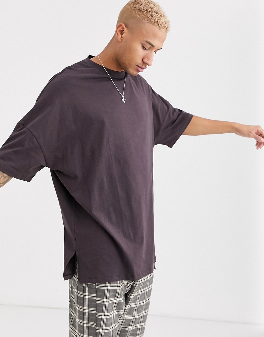 ASOS DESIGN - T-shirt ultra oversize super lunga con spacchi laterali marrone