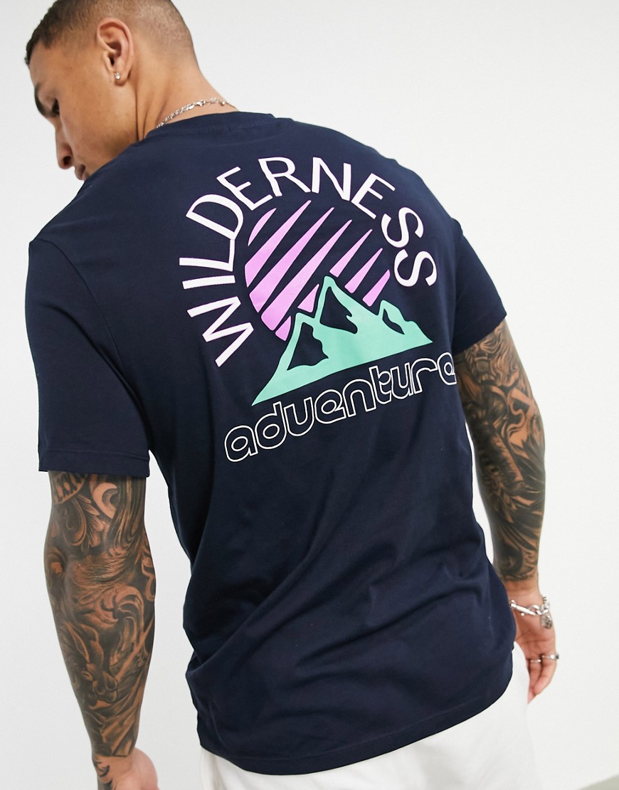 ASOS DESIGN - T-shirt van biologisch katoen met bergprint op rug in marineblauw