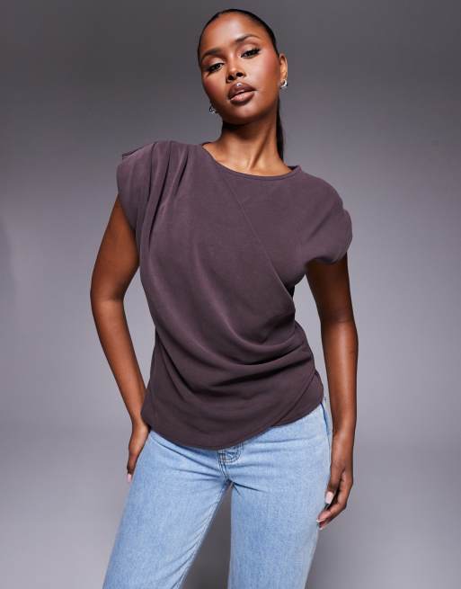 ASOS DESIGN - T-shirt van cupro met gedrapeerd detail en korte mouwen in bruin