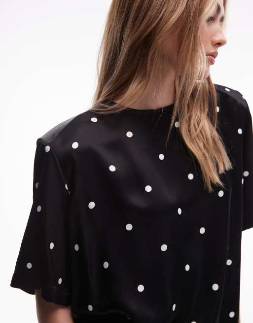 ASOS DESIGN - T-shirt van satijn met schoudervullingen en stippen in zwart, 2 van 4