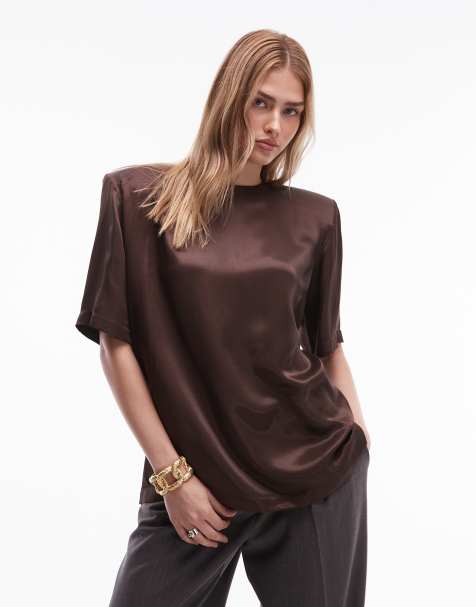 ASOS DESIGN - T-shirt van satijn met schoudervullingen in chocoladebruin - view 1