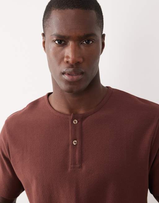 ASOS DESIGN - T-shirt vestibilità classica marrone testurizzata con collo serafino, 3 di 5