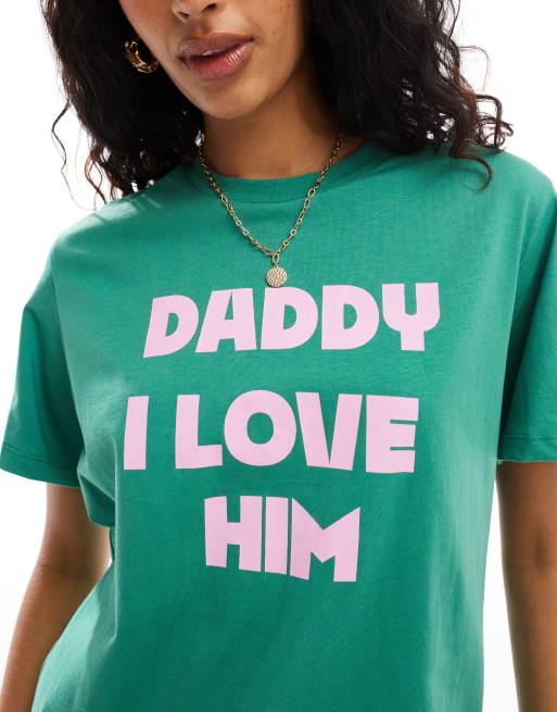 ASOS DESIGN - T-shirt vestibilità classica verde con grafica "Daddy I Love Him", 2 di 4
