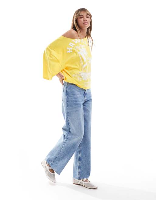 ASOS DESIGN - T-shirt vestibilità comoda gialla con spalla scoperta e grafica Hawaii, 2 di 4