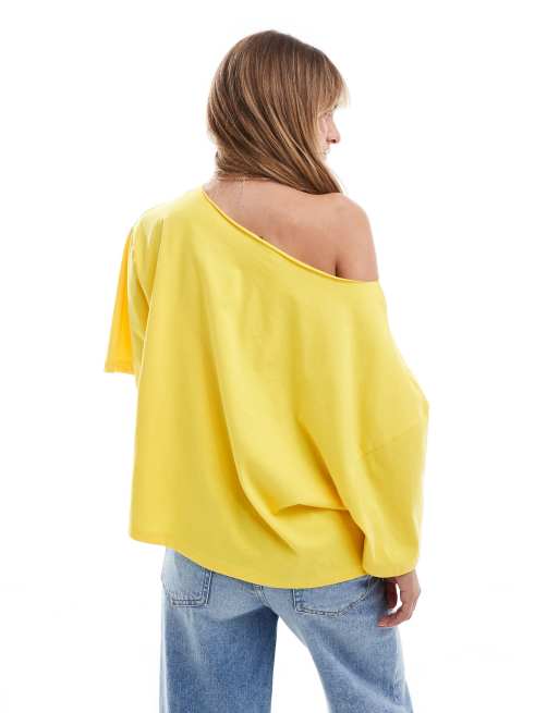 ASOS DESIGN T shirt vestibilita comoda gialla con spalla scoperta e grafica Hawaii ASOS