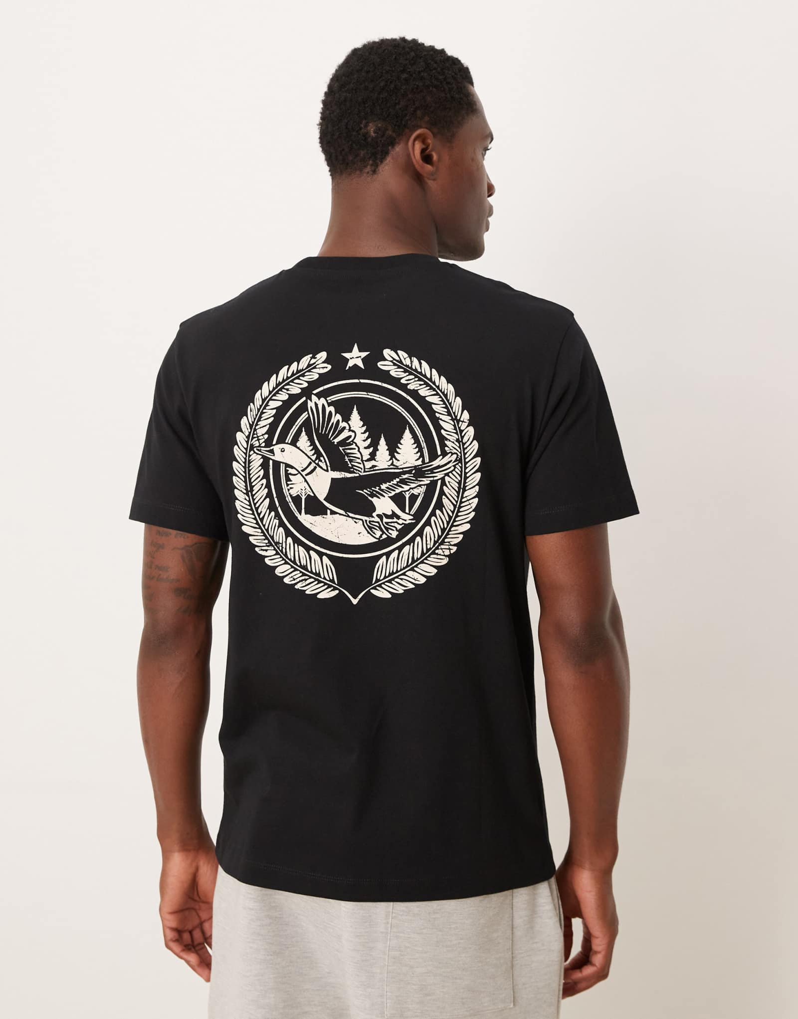 ДИЗАЙНЕРСКАЯ футболка ASOS с изображением утки черного цвета