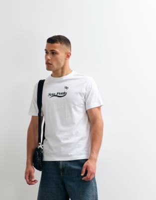 ДИЗАЙНЕРСКАЯ футболка ASOS с изображением Сан-Паулу белого цвета