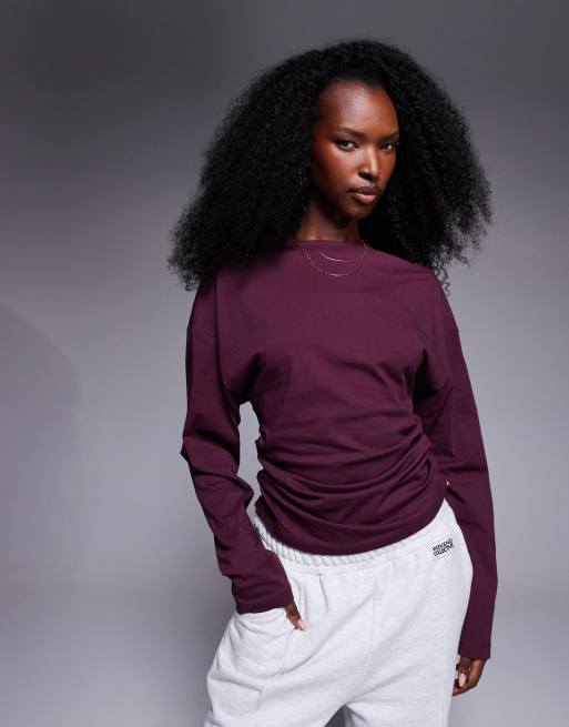 ASOS DESIGN – T-shirt z długimi rękawami i marszczeniem z boku w ciemnym śliwkowym kolorze