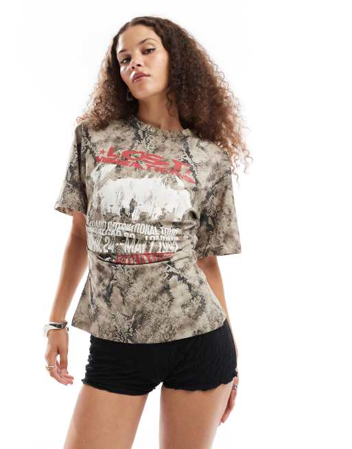 ASOS DESIGN – T-shirt z gorsetową talią i grafiką zespołu w wężowy wzór