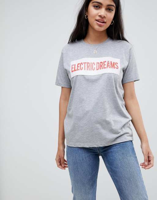 ASOS DESIGN – T-shirt z nadrukiem ozdobionym cekinami