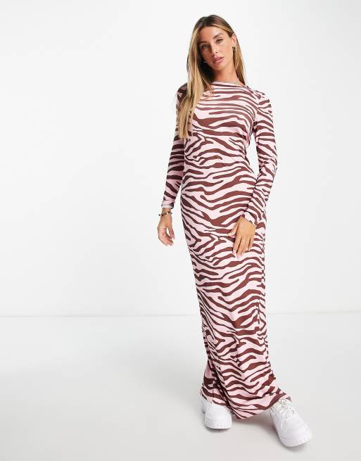 ASOS DESIGN – T-shirtowa sukienka maxi z długimi rękawami i wzorem w różowe paski zebry 