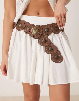 ASOS DESIGN - Taillen- und Hüftgürtel aus braunem Wildlederimitat mit Herzscheiben mit Nietenbesatz