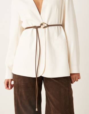 ASOS DESIGN - Taillen- und Hüftgürtel in Schokobraun mit Schlaufendetail und goldfarbener Schnalle-Brown