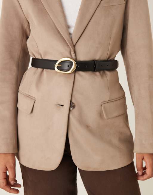 ASOS DESIGN – Taillen- und Hüftgürtel in Schwarz mit goldfarbener, angewinkelter, gewölbter Schnalle