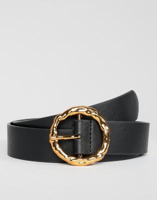 asos design -  – Taillen- und Hüftgürtel mit goldfarbener, runder Schnalle in gehämmerter Optik-Schwarz