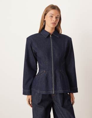 ASOS DESIGN - Taillierte Barn Jacket aus Denim in Indigoblau