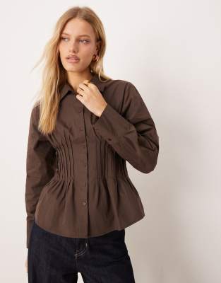 ASOS DESIGN - Taillierte Bluse in Schokobraun mit Biesen-Brown