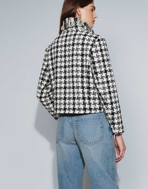 ASOS DESIGN taillierte Bouclé-Jacke mit Fransen und Hahnentrittmuster in Schwarz-Weiß, 4 von 4