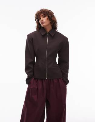 ASOS DESIGN - Taillierte, figurbetonte Jacke in Schokobraun mit durchgehendem Reißverschluss-Brown