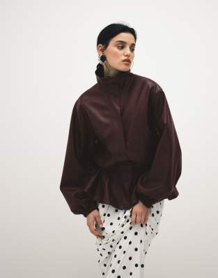 ASOS DESIGN - Taillierte Jacke in Lederoptik in Burgunderrot mit niedriger Taille