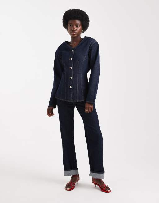 ASOS DESIGN – Taillierte Jeansbluse in Indigo mit hohem V-Ausschnitt und Schulterpolstern, 2 von 4