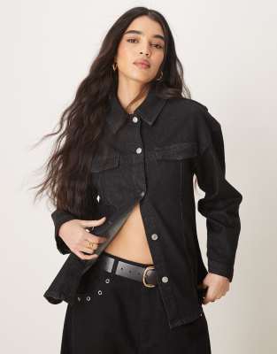 ASOS DESIGN - Taillierte Jeanshemdjacke in Schwarz