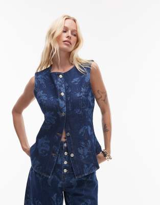 ASOS DESIGN - Taillierte Jeansweste in Rinse-Waschung mit Blumenmuster-Marineblau