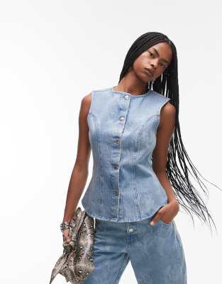 ASOS DESIGN - Taillierte Jeansweste in verwaschenem Mittelblau mit Blumenmuster