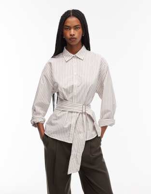ASOS DESIGN - Taillierte Popeline-Hemdbluse in Braun mit Streifen und Gürtel-Bunt