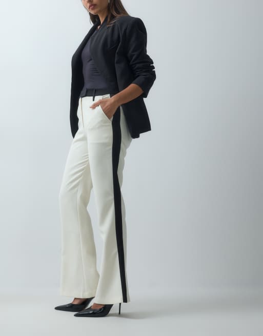 ASOS DESIGN taillierte Smoking-Hose mit ausgestelltem Bein in Schwarz und Cremeweiß, 2 von 5