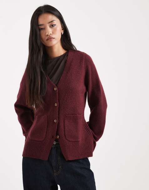 ASOS DESIGN – Taillierte Strickjacke in Burgunderrot mit V-Ausschnitt und Taschendetail - view 1