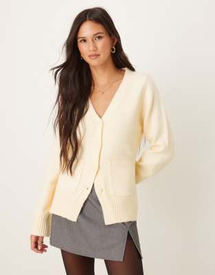 ASOS DESIGN - Taillierte Strickjacke in Buttermilch mit V-Ausschnitt und Taschendetail-Gelb