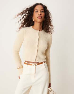 ASOS DESIGN - Taillierte Strickjacke in Creme aus flauschigem Garn-Rosa