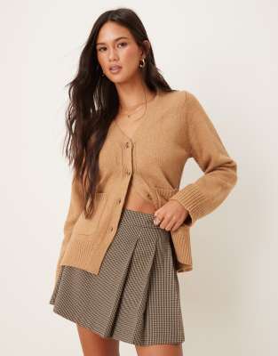 ASOS DESIGN - Taillierte Strickjacke in Keksbraun mit V-Ausschnitt und Taschendetail-Neutral