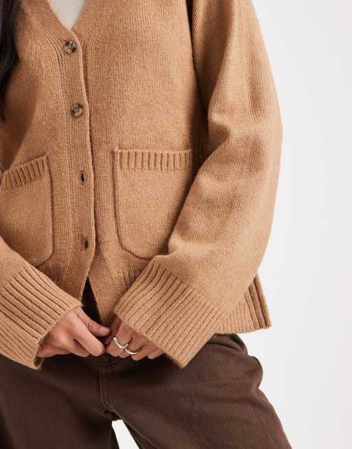 ASOS DESIGN – Taillierte Strickjacke in Keksbraun mit V-Ausschnitt und Taschendetail, 3 von 4