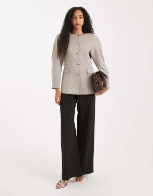 ASOS DESIGN - Taillierter Blazer in Braun mit Fischgrätmuster, hoch angesetzter Knopfleiste und Kokon-Ärmeln-Brown