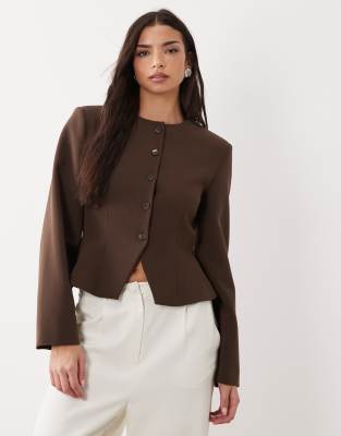 ASOS DESIGN - Taillierter Blazer in Braun mit Schößchen-Brown