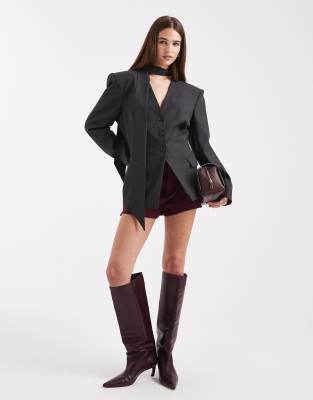 ASOS DESIGN - Taillierter Blazer in Grau mit Schulterpolstern und Schaldetail